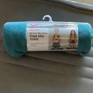 NWT GAIAM microfiber yoga mat towel
